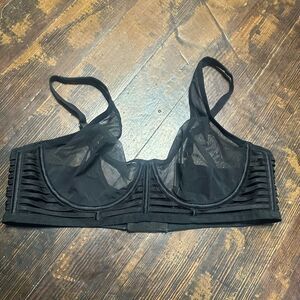 Victoria’s Secret black 38C very sexy unlined plunge bra
